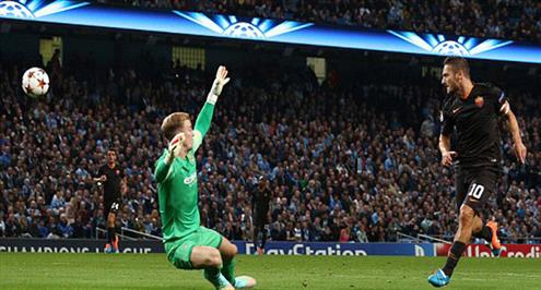 إيطاليا تحتفل بتوتي بعدما أصبح أكبر لاعب سنا يسجل هدفا في تاريخ دوري الأبطال 